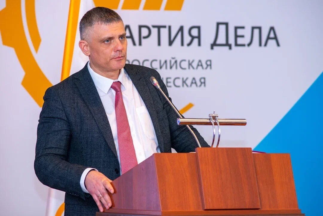 🇷🇺С самого начала специальной военной операции я выступил в поддержку Президента России Владимира Владимировича Путина и начала операции по денацификации и демилитаризации исконно российских территорий: Донбасса, Запорожской и Херсонской земель. ➡️В предыдущие годы мы так же активно поддерживали общественно политические силы Донбасса, которые выступали за Донбасс в составе Российской Федерации.🇷🇺Уже в мае 2022 г., я с единомышленниками был на передней линии разграничения в Луганском направлении с гуманитарной помощью. ➡️Постоянно сами ездим, доставляя помощь фронту в самые опасные и труднодоступные места. Чтобы помощь доходила до каждого солдата. Мы занимаемся оказанием помощи военным, добровольцам с самого начала СВО, плотно и системно по ряду направлений. 🇷🇺❗️На сегодняшний день мы отправили на фронт гуманитарной помощи на сумму более 500 млн рублей, более 10 тысяч тонн, в том числе строительных материалов.🇷🇺В нашей работе существует несколько направлений1️⃣Первое – это пункты временного размещения здесь, в Воронеже, для вынужденных переселенцев, госпиталя, в том числе полевые, больницы. Передаем медикаменты, расходные материалы, организовали строительство парковки с автоматическими воротами для родственников раненых военнослужащих.2️⃣Второе – это помощь Херсонской области. В гуманитарный центр, который организовал сейчас уже сенатор от Херсонской области Игорь Юрьевич Кастюкевич, направляли очень много. ️➡️Отправляли медикаменты, детское питание, дорогостоящие технические средства, средства связи, средства радио электронной борьбы, беспилотные летательные аппараты, тепловизоры, одежду, генераторы, бензопилы и тп. ➡️Помощь шла так же в Херсон нашим бойцам мобилизованным и добровольцам.✅️ В процессе вручения Благодарности от заместителя председателя Совета безопасности Дмитрия Анатольевича Медведева за помощь фронту, Игорь Юрьевич Кастюкевич озвучил объём нашей помощи, это более 200 млн рублей только в Херсонском направлении.3️⃣Третье – это Донбасс. Постоянно помогаем в Луганском направлении Батальону территориальной обороны, штурмовикам, роте огневой поддержке, диверсионно-разведывательной роте СКИФ. Помогали и продолжаем помощь штурмовикам, которые брали Марьинку Донецкой народной республики.4️⃣Четвертое направление – работаем очень тесно с несколькими армиями, особенно с частями разведки и спецназначения. Мы организовали передачу пяти дизельных внедорожников, квадроциклов и минивэна. Планируем в этом году организацию передачи ещё нескольких внедорожников.✅️В период мобилизации, передавали бронежилеты, медикаменты, квадрокоптеры, прицелы. Для понимания важности нашей помощи скажу: один прицел стоит 250 тыс. руб. В различных направлениях Луганска, Херсона и других мы раздали примерно 100 таких прицелов.5️⃣Оказываем систематическую помощь примерно 30 подразделениям армии, добровольцам, мобилизованным в зоне СВО, только в одном из них воюют около 1200 военнослужащих. Налажено плотное взаимодействие, транспортная логистика с боевыми подразделениями в Херсонском, Луганском, Купянском и других направлениях.5️⃣Отправляем в неделю от двух и более военных машин. Среди прочего, продукты питания, полотенца, тактические кошки, печи, дорогие техсредства, рации, различные виды БПЛА, оптика, прицелы, тепловизоры, антидроновое оборудование, средства защиты, лес, строй материалы, орг технику, дизельные автомобили, квадроциклы и тп.➡️На первых порах мероприятия по сбору и отправке гуманитарной помощи было непросто. Необходимо было оперативно закрыть потребности бойцов, например, в медикаментах. С увеличением числа запросов и желающих оказать поддержку, возникла необходимость в структуре, которая смогла бы объединить усилия различных волонтёрских организаций. ➡️Так было принято решение о создании автоматизированных информационных Центрах (АИЦ) по координации волонтёрского движения для помощи СВО. Мы открыли в Белгороде такой центр, в Воронеже. Дело в том, что заявки от военнослужащих идут из разных частей. А волонтёрские организации работали каждая на своём направлении. ➡️Для рационального распределения имеющихся ресурсов и оказания ещё большей помощи нужно было их объединить. Например, у нас излишек медикаментов, мы их отдаем. А нам привозят продукты питания и так далее. Планируется подобные АИЦ создать в Тамбове и Липецке. Систематизация позволила добиться хороших результатов. 🇷🇺Теперь в зону СВО регулярно отправляется по два «КамАЗа» с гуманитарной помощью.🇷🇺Чем больше регионов будет вовлечено в общее дело, тем эффективнее будет оказываемая помощь. Поэтому контакты поддерживаются со многими регионами, в том числе Якутией, Чечней, Осетией, Брянской, Тамбовской, Курской, Белгородской областях.🇷🇺Огромный вклад в линию помощи участникам СВО вносят предприниматели. Основной пул уже набрался, но энтузиасты продолжают привлекать людей. 6️⃣Мы организовали при поддержке Партии Дела, федеральный проект оказания бесплатной правовой помощи гражданам «АДВОКАТ ДЛЯ ВСЕХ», который успешно развивается. Проект работает в онлайн режиме и в порядке личных приемов граждан высококвалифицированными юристами по всей территории Российской Федерации. Уже было рассмотрено 1366, в том числе по теме СВО 877 обращений. Практически все получили квалифицированную помощь и решили свою проблему.7️⃣Организован Центр психологической помощи для комбатантов, участников боевых действий, членов семьи, волонтёров, всех кто нуждается в поддержке. Помощь направленна на обеспечение профессиональной переподготовки, психологического сопровождения, реабилитацию, духовную помощь участвующим в спецоперации, членам семьи. 8️⃣Запланировали строительство соляной комнаты для реабилитации военнослужащих.🏅Приятно что наш вклад не остается не замеченным, нас ценят. Председатель и члены Совета регионального отделения ПАРТИИ ДЕЛА в Воронежской области – я, Сергей Смехнов, Светлана Пирогова и Павел Денекин получили медали «Участнику специальной военной операции» и «За укрепление боевого содружества» Министерства обороны РФ, награды за участие в спецоперации по денацификации и демилитаризации Украины, награды волонтёров России.9️⃣Организовали открытие двух музеев СВО в образовательных учреждениях, экспонаты в которых я собираю лично с коллегами в зоне СВО. Так передали в школы макеты АК 74 для отработки сборки, разборки на уроках НВП.К 23 февралю планируем большую отправку на фронт, готовимся. 1️⃣0️⃣Довольно упешно противостоим распостранению прозападых квазииделогий, субкультур, направленных а коррекцию численности населения в сторону уменьшения, сеющие культы смерти, вырождения, деградации, золотого тельца. По нашей инициативе, правильство региона отменили концерты ряда исполнителей.1️⃣1️⃣Активно способствуем реализации Национальных проектов, в том числе проекта "Демография". #Победабудетзанами#ZгOнниковVАндрей #Згонников #Воронежскиеотцы   #РаботаемБратья #СвоихНеБросаем#ПартияДелаВоронежскойобласти
