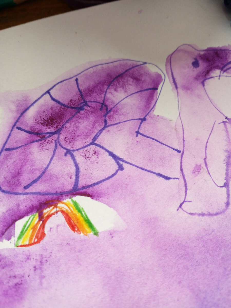 Тут цветок, радуга и птица. 