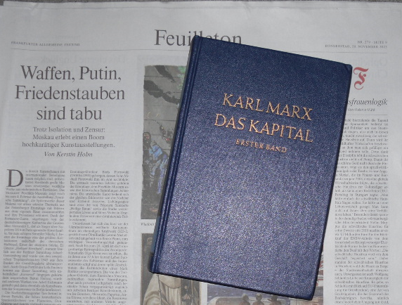 Das Buch auf einer Zeitung