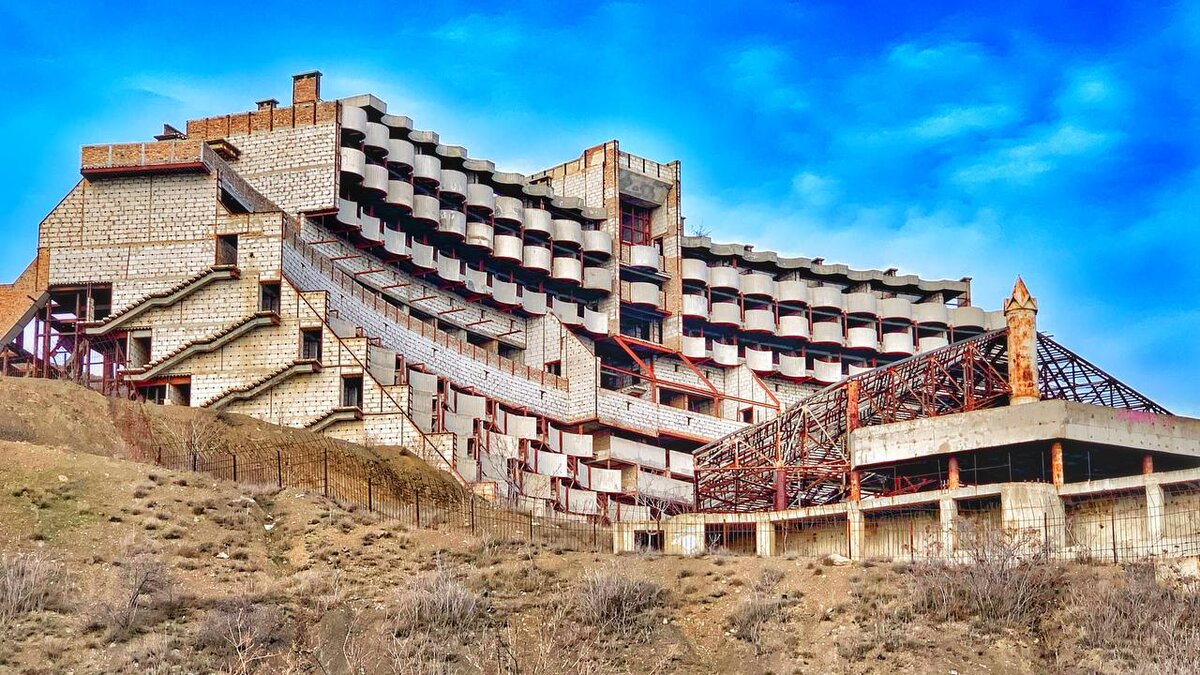 Заброшенный санаторий в п. Морской