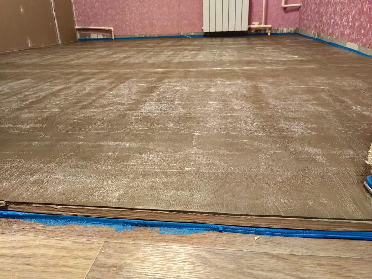 Звукоизоляция пола - слой звуко-виброизоляционной подложки SoundGuard ВиброСтоп 6, затем звукоизоляционные панели с кварцевым песком SoundGuard ЭкоЗвукоИзолная, затем слой звукоизоляционной мембрана SoundGuard толщиной 3 мм, на бесклеевой основе