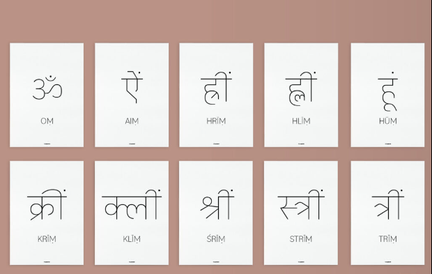 Написание биджа-мантр Шакти на санскрите. Фото:  Yoga Paper