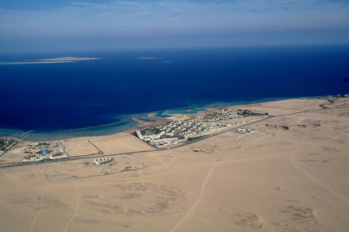 Лонг Бич (в центре), Корал Бич (чуть правее) и уже построенный Жасмин Палас (слева).