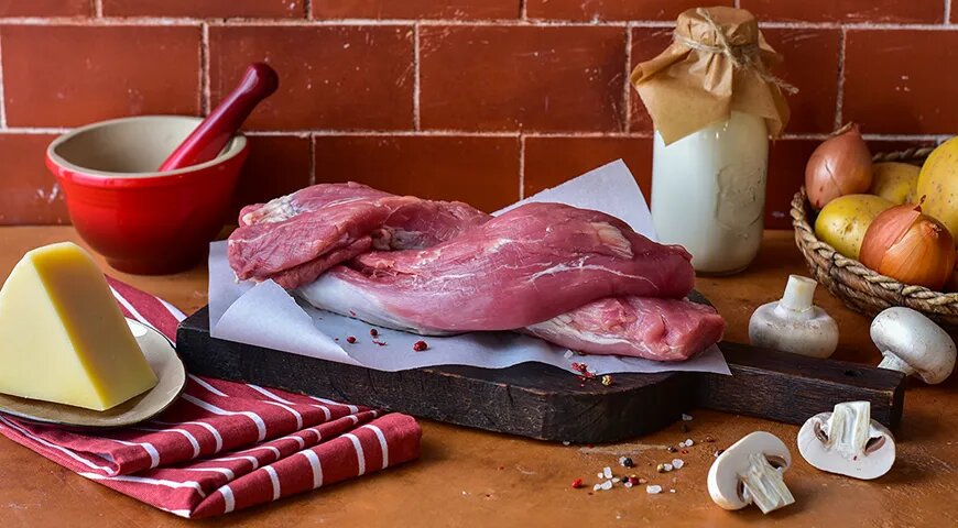 В советское время в рецепте мяса «Дипломат» телятину заменили более дешевой говядиной, а затем и свининой