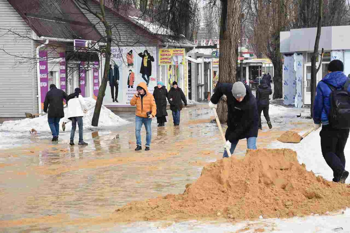 Внеплановый зимний субботник прошел на территории Железнодорожного района |  Горком36 | Воронеж | Дзен