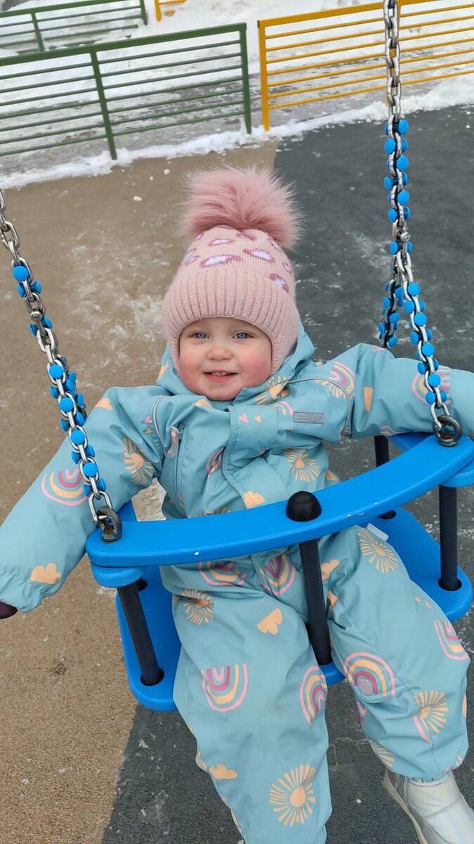 Фото автора. Обожает качаться на качелях.