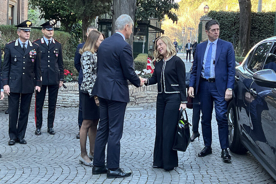 Посол Италии при Святом престоле Франческо Ди Нитто с супругой встречают премьер-министра Италии Джорджу Мелони. Фото: Анна Цыба/Octagon.Media