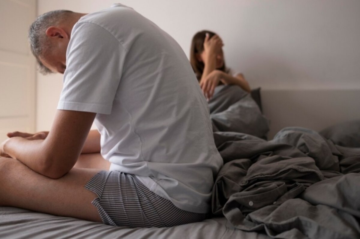    Муж едва не убил, а жена носит ему передачки.