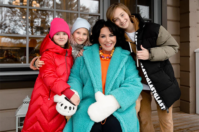 Как и где живет народная певица Надежда Бабкина: загородный дом с размахом