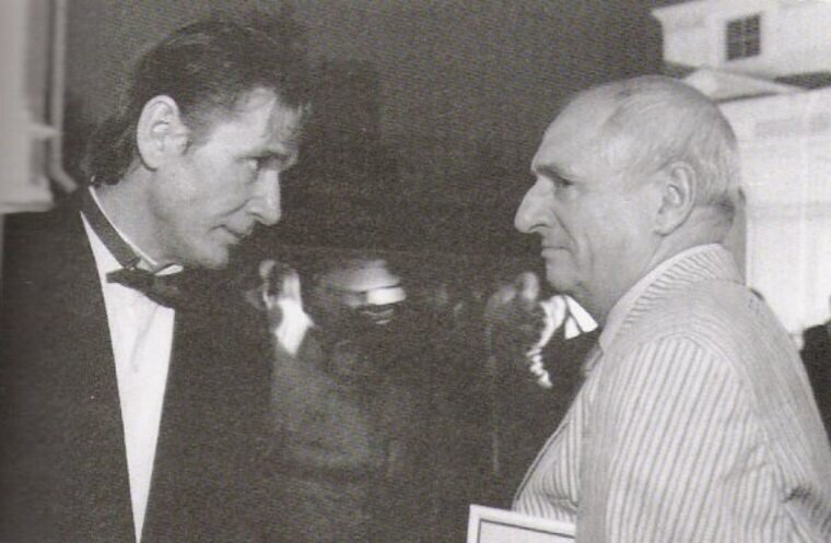 Марк Захаров (на фото справа) заметил талант Александра Абдулова. Если бы не Марк Анатольевич, юный Абдулов вполне мог остаться где то на задворках театральной сцены. Он взял Сашу в Театр Ленинского комсомола, когда тот был еще студентом