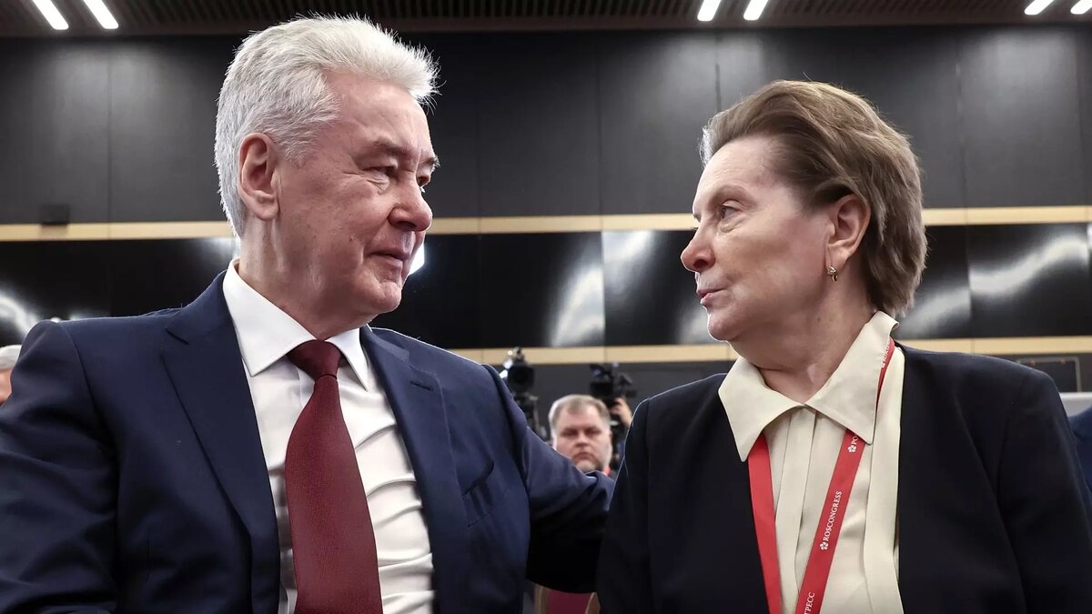     Губернатор ХМАО Наталья Комарова (справа на фото) на форуме первичных отделений партии власти, проходившем в Ханты-Мансийске, заняла место секретаря Генерального совета «Единой России» Андрея Турчака в президиуме. В прошлый раз она «подсидела» Владимира Путина.