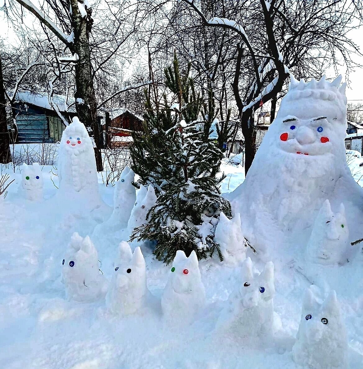 Привет всем! А зима еще не заканчивается. А это значит, что фантазия у людей продолжает работать. Смотрите какая красота находится в городе Наро- Фоминск Московской области. Целая поляна лесных царей.-2