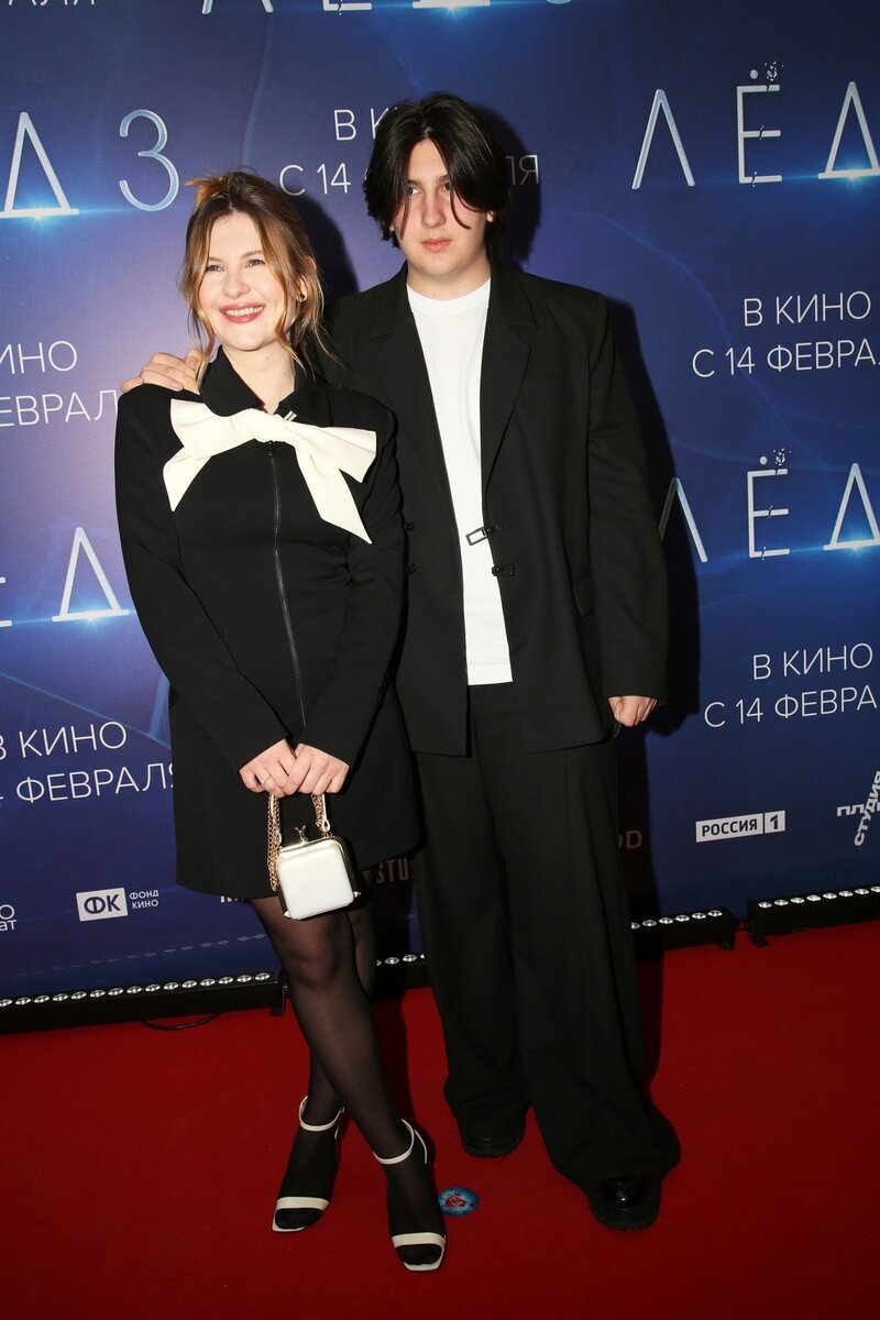    15-летний Миша на голову перерос свою звездную маму. Борис КУДРЯВОВ