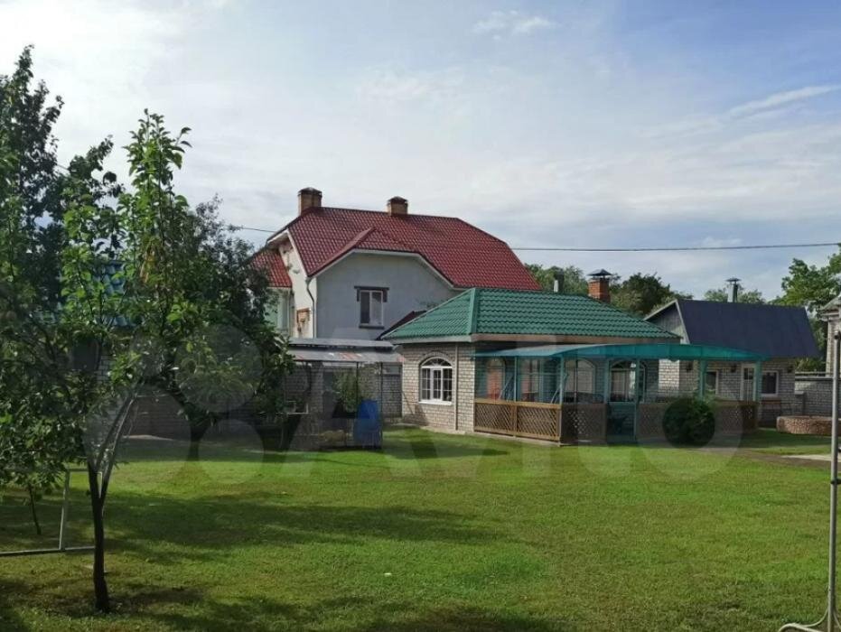 современный гараж. зсд канонерский остров мост. загородный дом. коттедж с газоном. шикарный гараж.