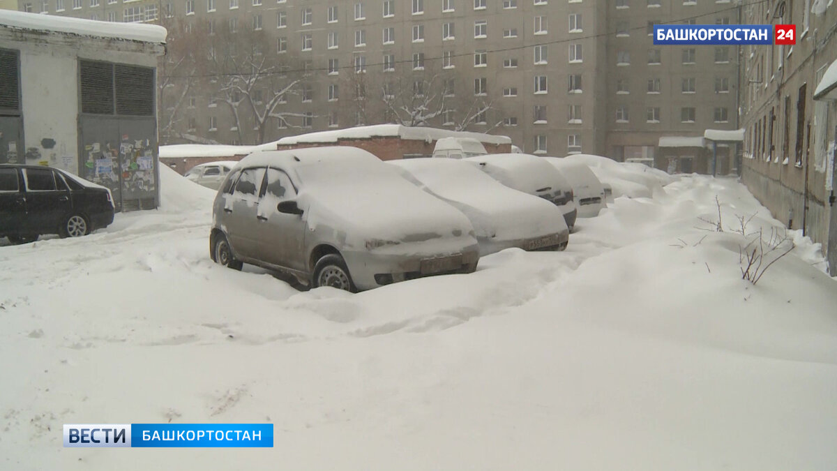    В Уфе трехлетний ребенок оказался запертым в припаркованной машине