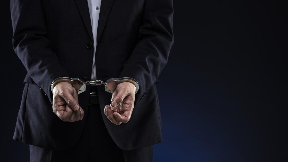    Мужчина в костюме в наручниках:kuppa_rock / Getty Images