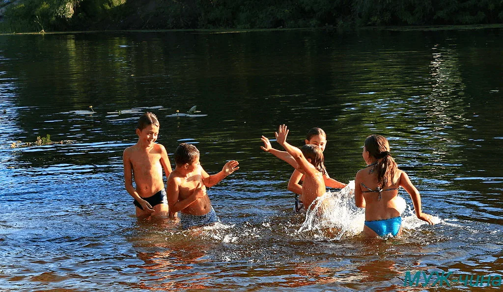 Купаются люди в реке. Дети купаются ВМ озере. Купание на речке. Купаемся на речке. Дети плавают в реке.