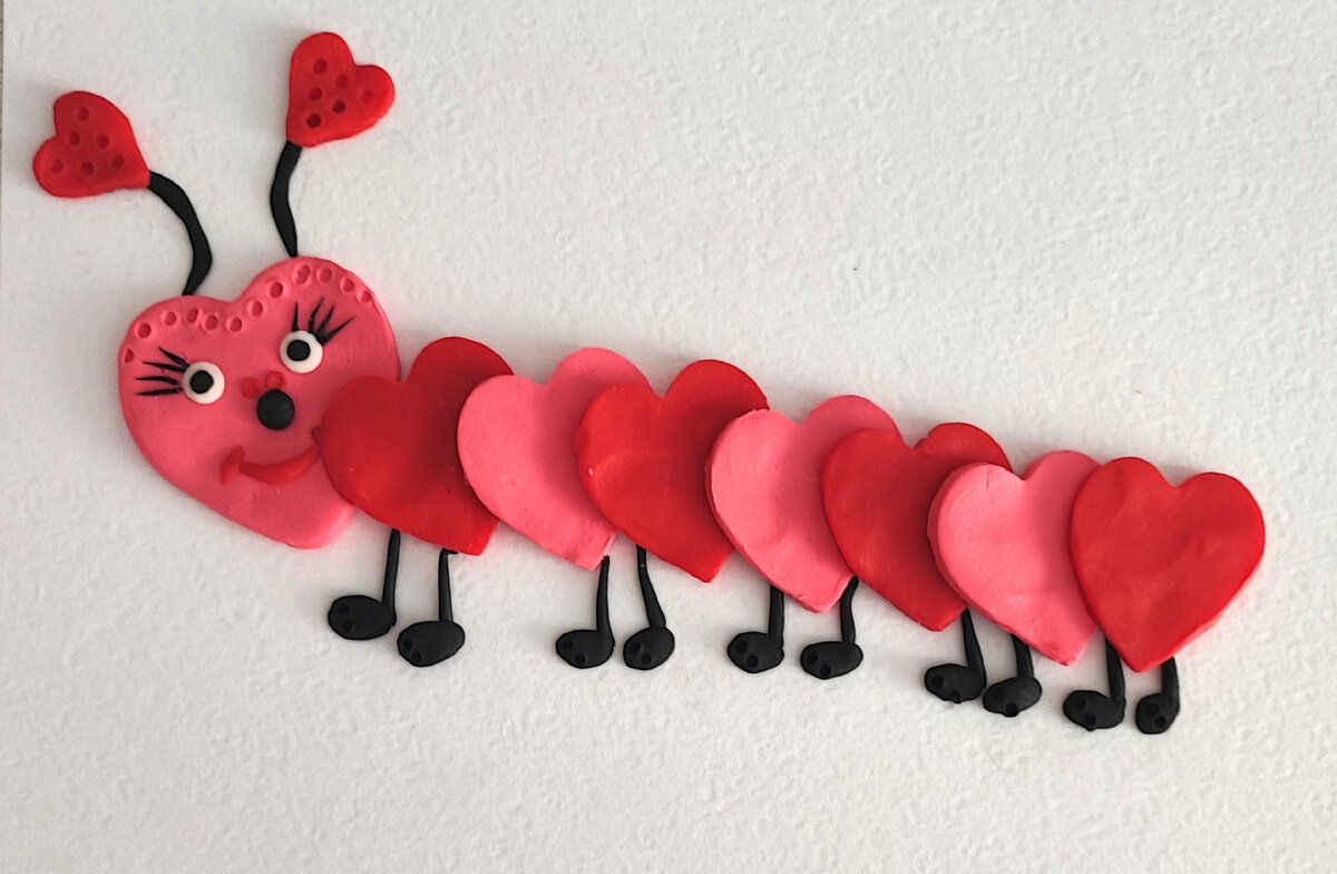 Готовый вариант аппликации из пластилина на картоне " Гусеница из сердечков".