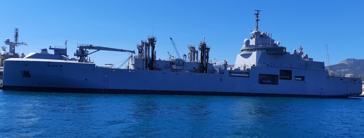 Боевой корабль ВМС Франции