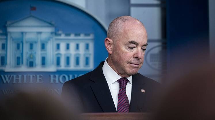    Al Drago/Pool/EPA-EFE/Shutterstock Глава Министерства внутренней безопасности США Алехандро Майоркас стал козлом отпущения из-за миграционной политики администрации Джо Байдена, которая вызывает острое недовольство республиканцев