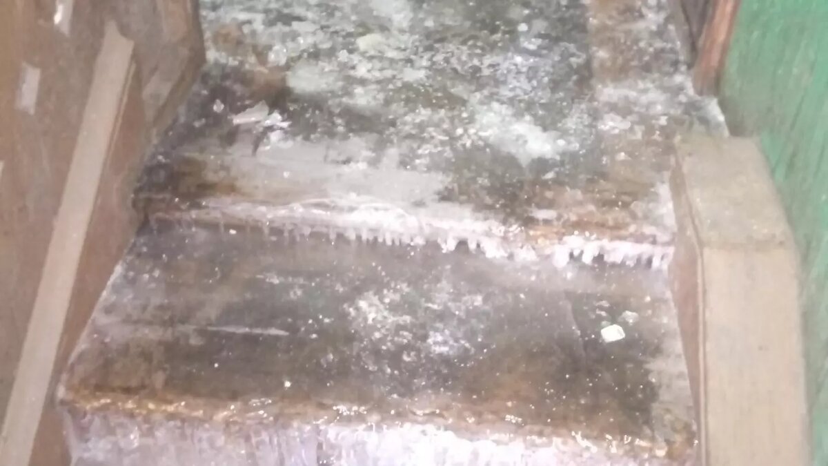     Двери квартир буквально замурованы в лед, а ступени похожи на каток: снимки появились в социальной сети.
