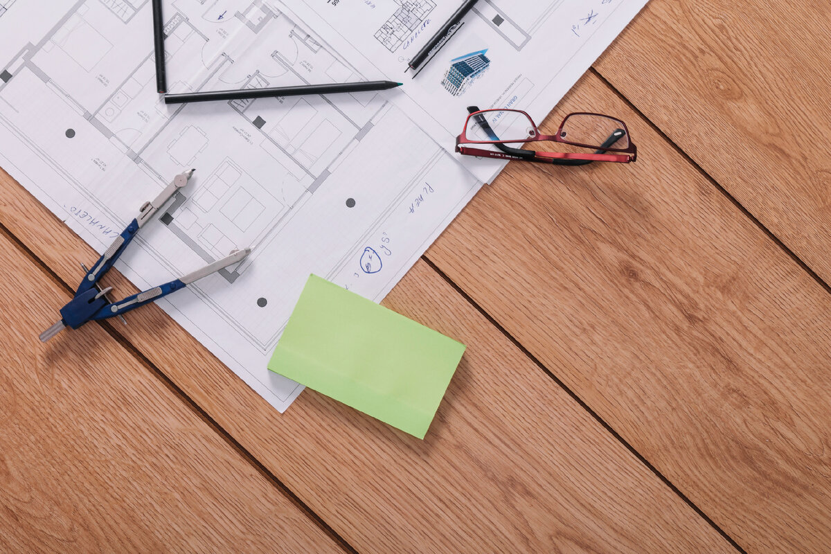 В процессе перепланировки необходимо различать работы, которые можно выполнить автономно, и те, что требуют согласования согласно российскому законодательству, для гарантии безопасности и предотвращения нежелательных последствий.