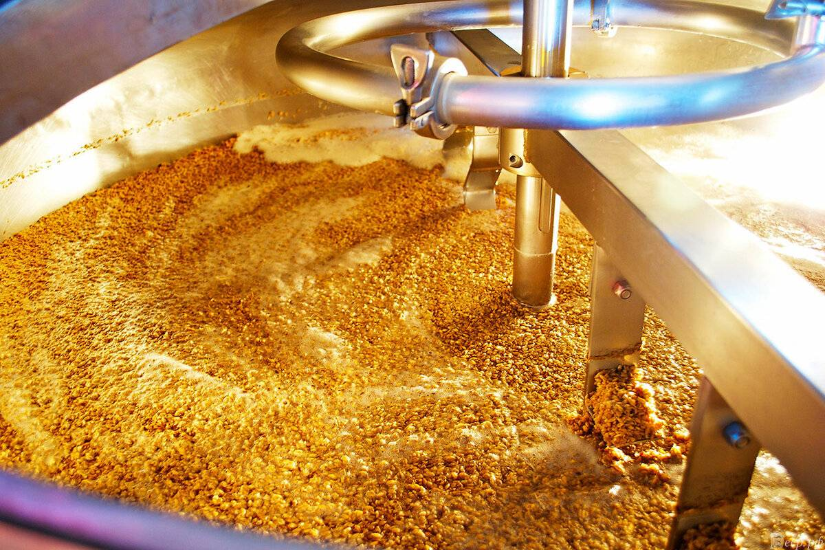 В производстве водки зачастую используются две наиболее популярные разновидности спиртов — это Люкс и Альфа, которые изготавливаются из зерновой смеси, пшеницы или ржи