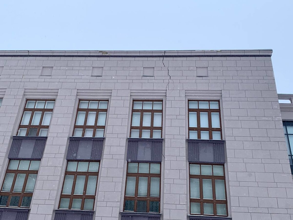 Трещины в панельном доме. Повреждения стен здания. Трещины на фасаде. Трещины на фасаде. Трещина в кирпичной стене.