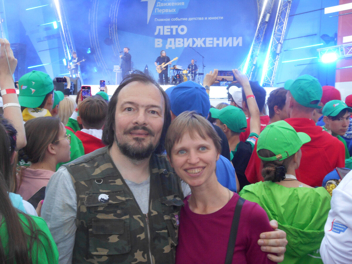 Ну мало ли с кем можно познакомиться на весёлой тусовке.