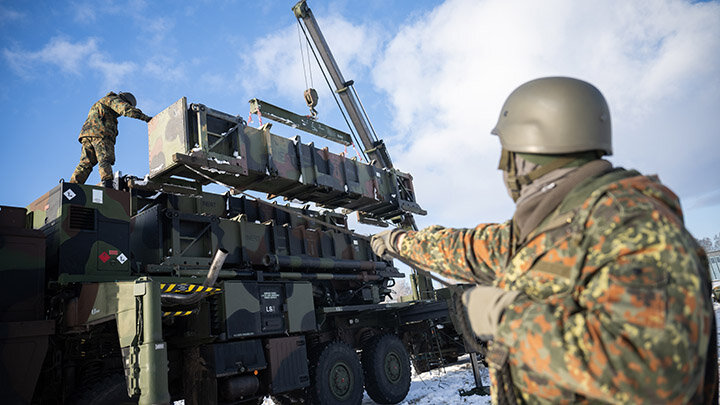 ЗАПАДНЫЕ СПЕЦИАЛИСТЫ ПОМОГАЮТ ВСУ ЭКСПЛУАТИРОВАТЬ ВЫСОКОТЕХНОЛОГИЧНОЕ  ОБОРУДОВАНИЕ, НАПРИМЕР, ЗЕНИТНЫЕ КОМПЛЕКСЫ PATRIOT. ФОТО: SEBASTIAN GOLLNOW/DPA/GLOBAL LOOK PRESS