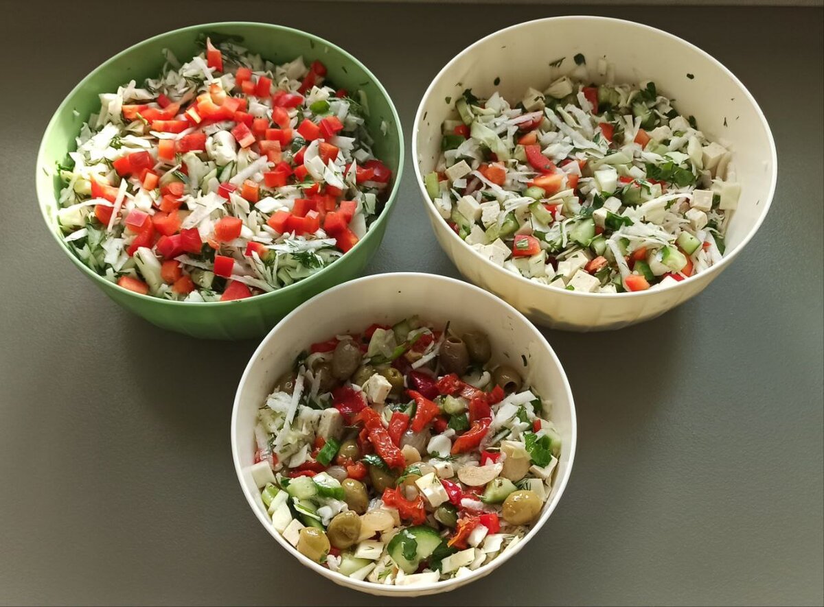 Время приготовления такого количества салата 25-30 минут и хватает его на 2-3 дня, с учетом того, что он добавляется минимум в 2 основных приема пищи.