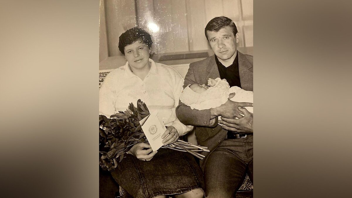   Новорожденный Никита Платонов с родителями