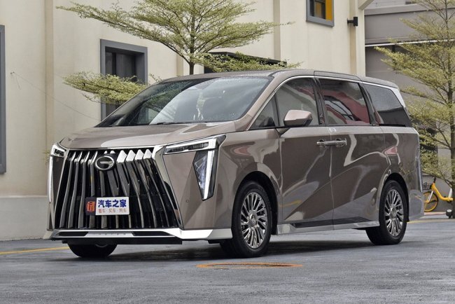     GAC M8 и Toyota Alphard роднит не только сам класс, но и внешнее исполнение с огромной решёткой радиатора. Фото: Autohome