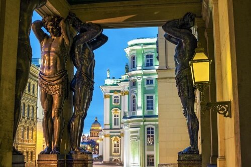 на атлантов с портика нового Эрмитажа