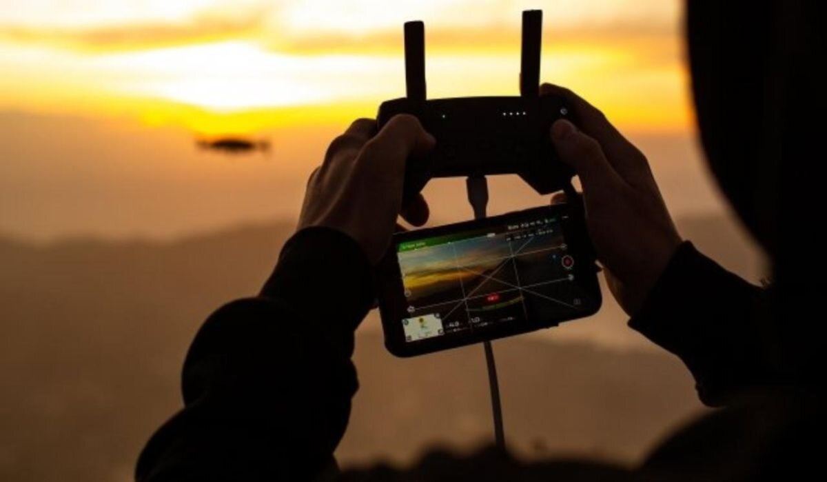     Человек управляет беспилотников. Источник: kazan.aif.ru Автор фото: Данил Садыков