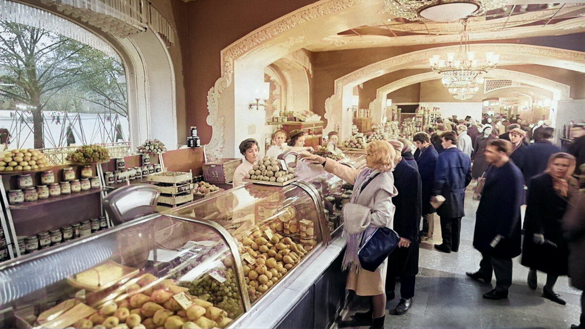 Гастроном фасад. Елисеевский магазин на тверской в москве. Гастроном времена. Прилавки елисеевского гастронома ссср рыбный отдел. Елисеевский гастроном 60-х годов ссср.