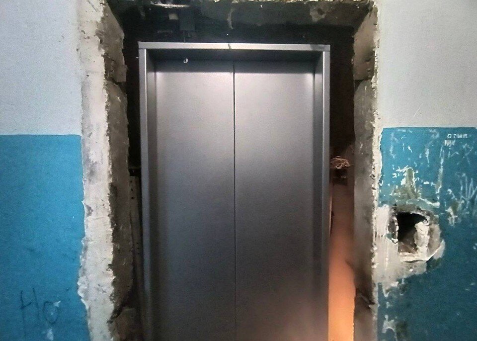 Старый лифт. Конструкция шахты лифта пассажирского. Монтаж лифтовое оборудование. Установка лифтов в жилых домах. Ремонтник лифта.