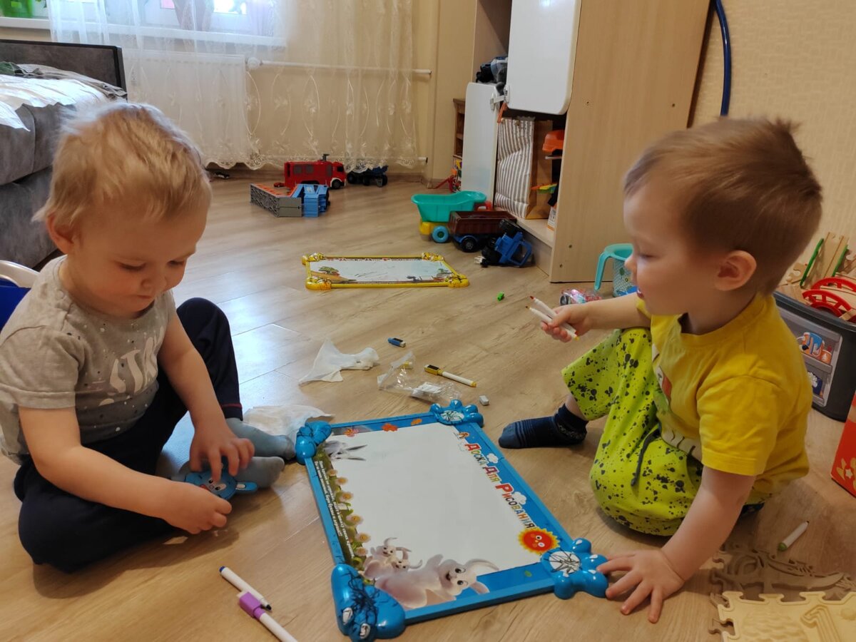 Парни рисуют