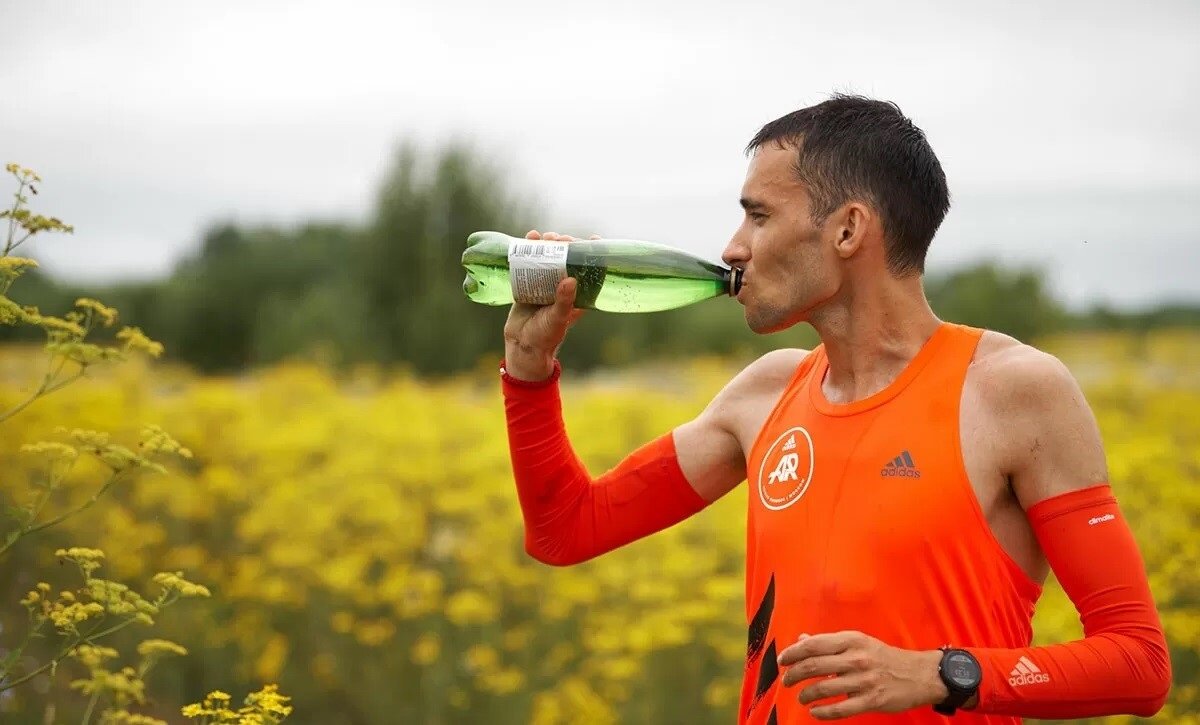 Пить энергетик во время тренировки. Напитки для спортсменов. Футболка Golden Ring Ultra Trail. Энергетик ЗОЖ. Энергия спорта.