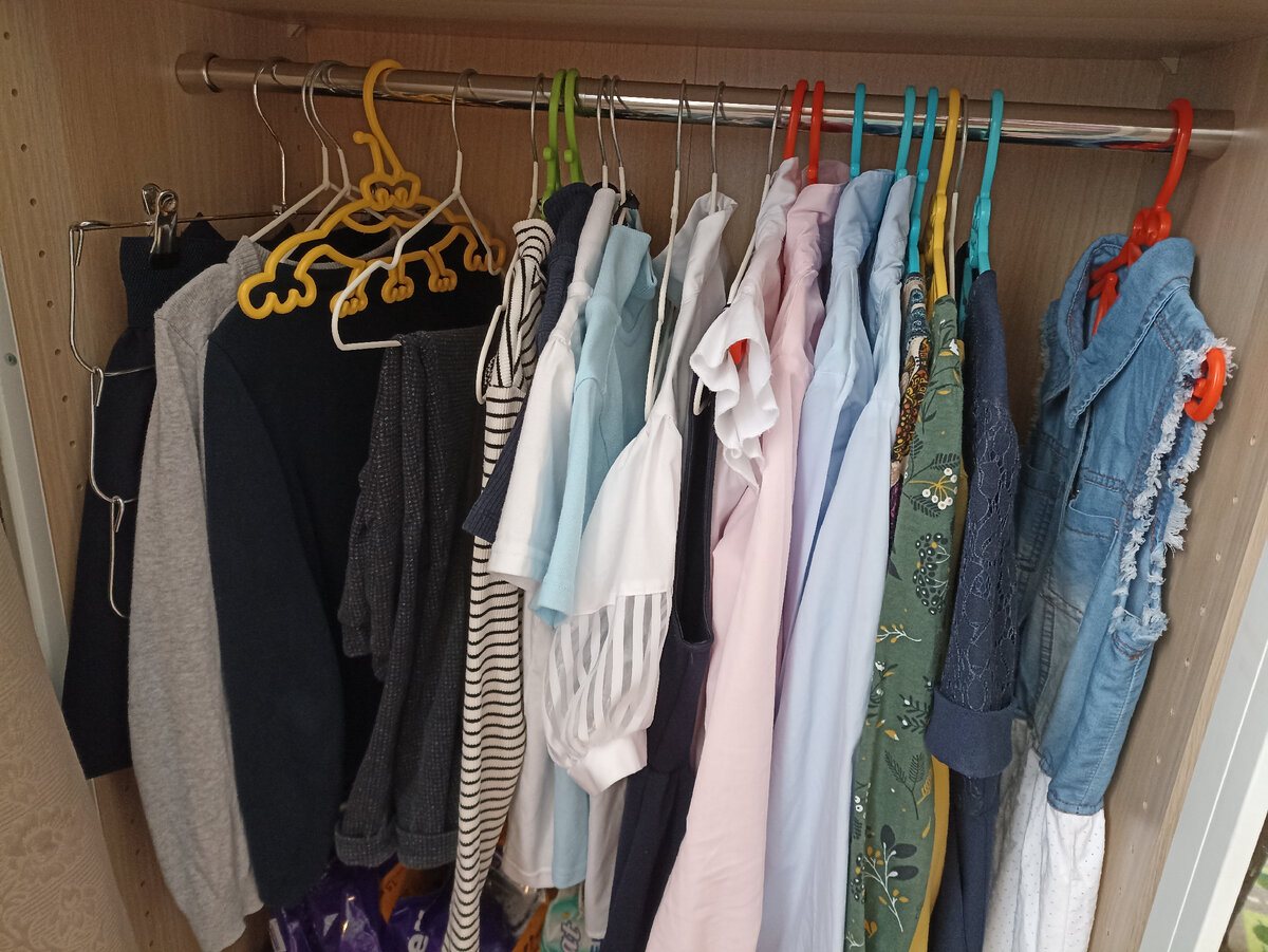 Почти весь гардероб в 1 класс на фото, многое переходит во 2.