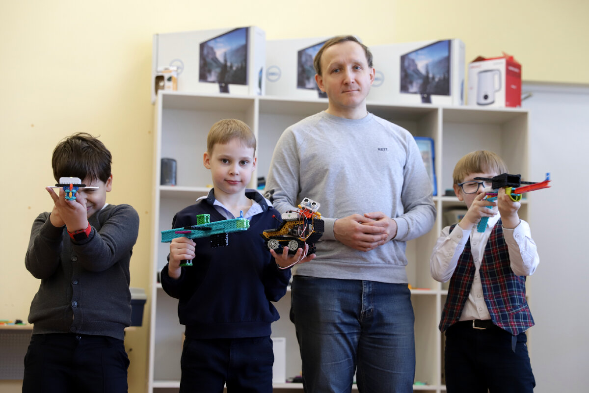 Алексей Владимирович с юными робототехниками