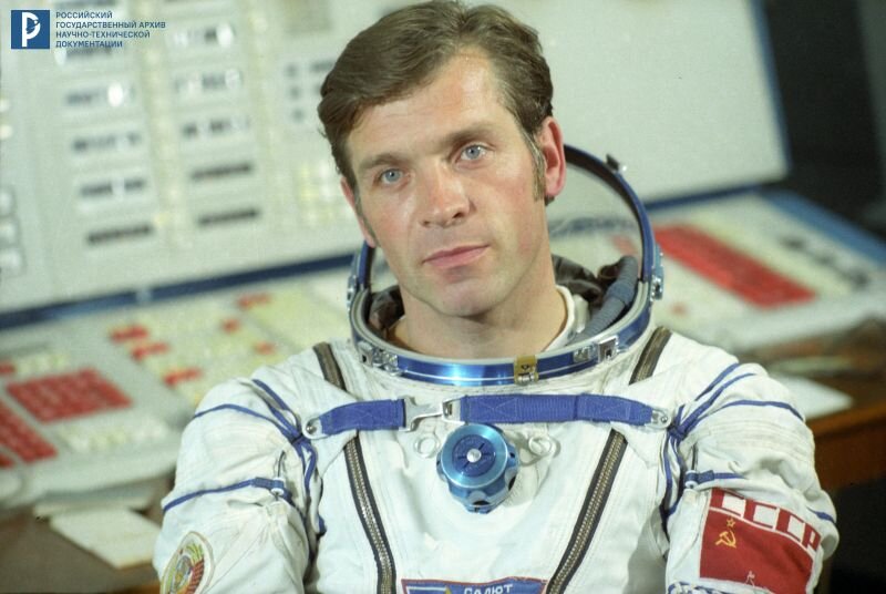Член экипажа космического корабля «Союз Т-7» космонавт Серебров А.А. в скафандре. РГАНТД. Арх. № 0-4117 цв.
