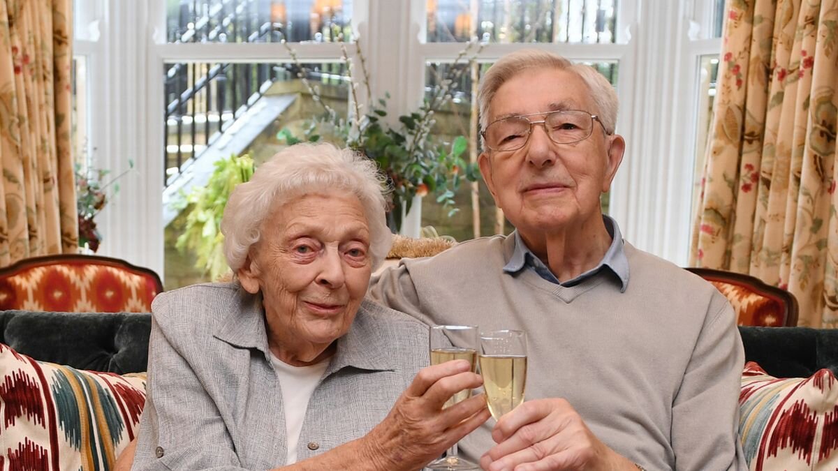 92-летняя Джин Кроутер и 91-летний Питер Кроутер среди пар в доме престарелых