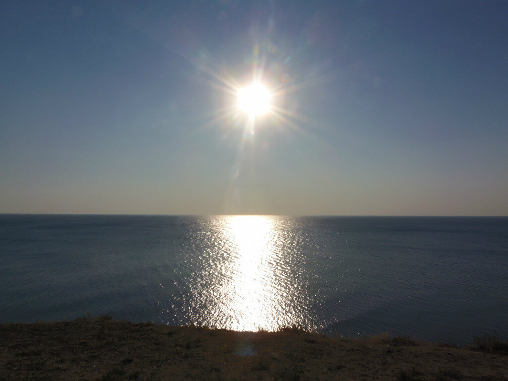 Анапа. Закат на берегу  Черного моря. 