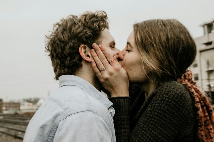 Источник: https://unsplash.com/photos/couple-kissing-under-gray-clouds-4Af9-WqBO7I