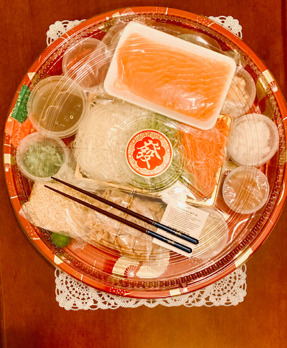 В таких упаковках салат продается в магазинах в дни китайского Нового года