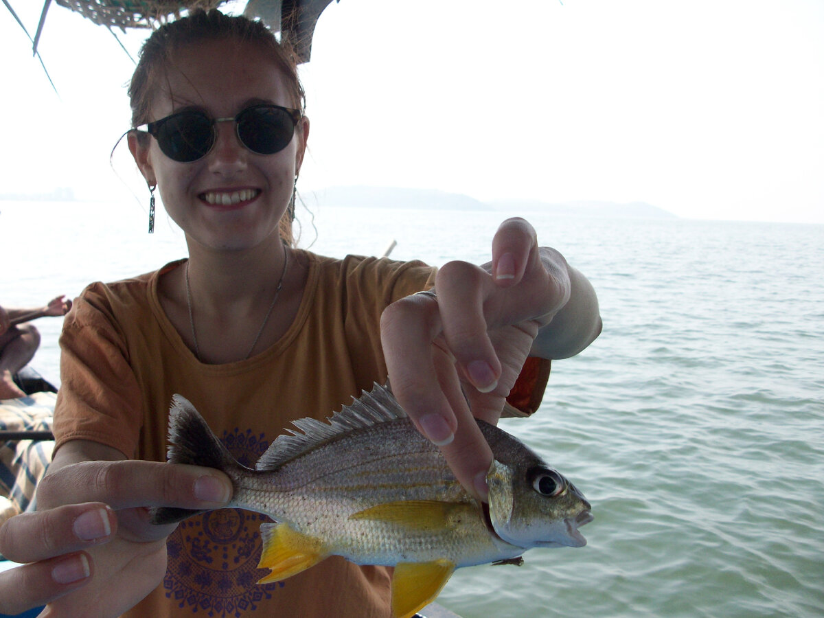 Рыбачка Леся и желтоперый морской лещ. Гоа, 2013 год