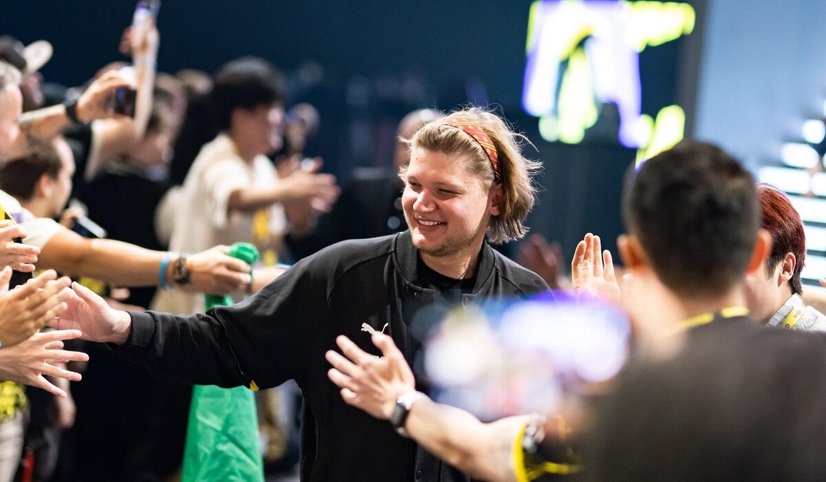     Александр s1mple Костылев