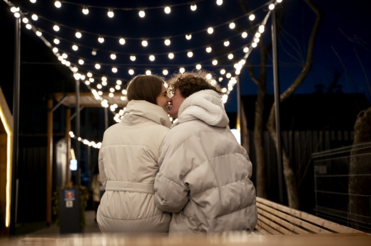    Крыша и кладбище.