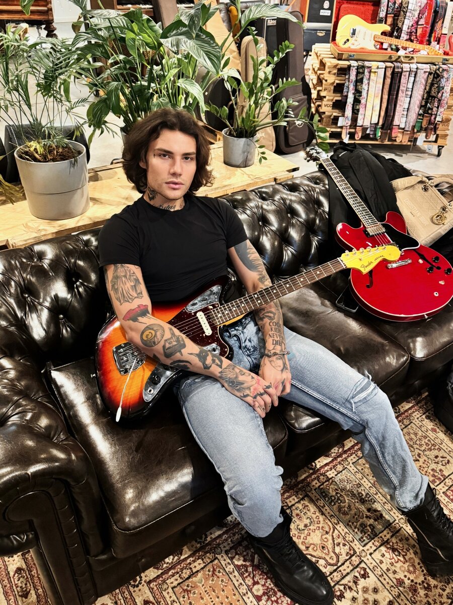 Трек говорит о безрассудстве и принятии их непривычного образа жизни. Певец подразумевает, что у него нет ничего, что можно потерять, и принимает свое положение за пределами общественных ожиданий, находя красоту в своем уникальном способе сиять. Упоминание "мертвых душ" предполагает усталость и отчуждение от общепринятых общественных норм. 
В общем, "Моя хулиганка" - это песня, которая передает интенсивные эмоции и сложности страстных и бунтарских отношений, подчеркивая желание освободиться от общественных норм и привлекательность жизни на грани. Трек "Моя хулиганка" музыканта Xolidayboy затрагивает темы непокорности, влюбленности и жизни во мраке. Здесь описывается страстное и энергичное взаимодействие между исполнителем и его второй половинкой, которую он характеризует как "хулиганку" или "озорницу". Артист выражает желание уйти от общественных норм и жить дикой и независимой жизнью, что символизируется танцами во мраке и употреблением Martini Bianco. Отношения представляют собой опасный и пылкий танец, в котором певец ощущает нехватку воздуха, но не может противостоять обворожительности своей половинки. Отношения пары бурные и тяжелые. Певец просит свою половинку не жалеть его, ведь это не то, чего он желает. Несмотря на такую грозу в отношениях, певец находит утешение в любви своей половинки, сравнивая ее с мечтой, из которой он никогда не хочет просыпаться. В третьем куплете говорится о чувстве беззаботности и принятии их нестандартного образа отношений. Исполнитель дает понять, что у него нет ничего, что можно потерять, и принимает свое положение вне общесионных стандартов. "Моя хулиганка" - это песня, передающая глубокие эмоции и сложность пылких и непокорных отношений, выражающая желание освободиться от общесионных стереотипов и привлекательность существования на грани.